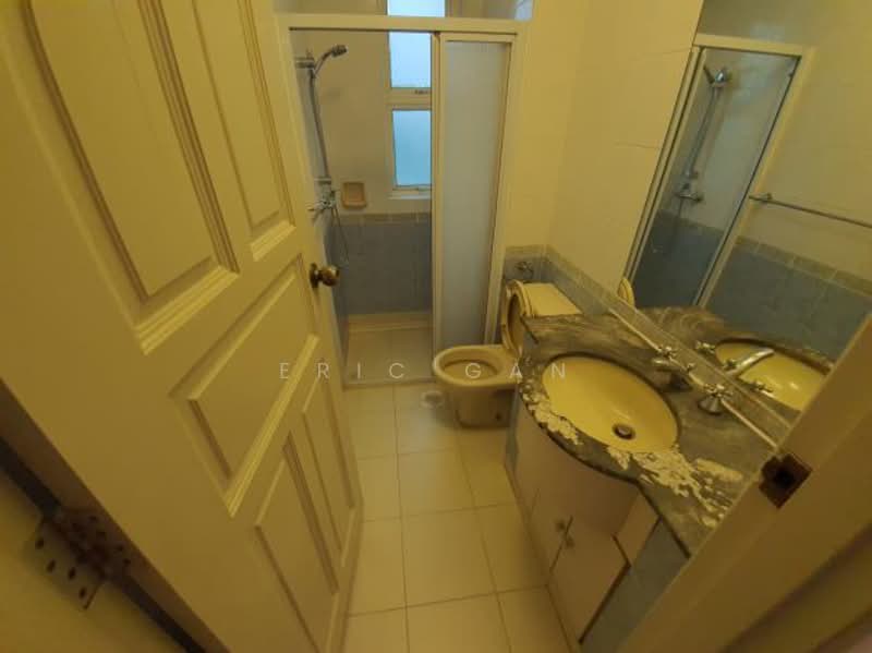 Royal Palm Mansions, 330 Pasir Panjang Road, 3 Bedrooms, 1,236 sqft, Condominium For Rent, by Eric Gan, 500227648 - Common Bathroom - PropertyGuru.com.sg