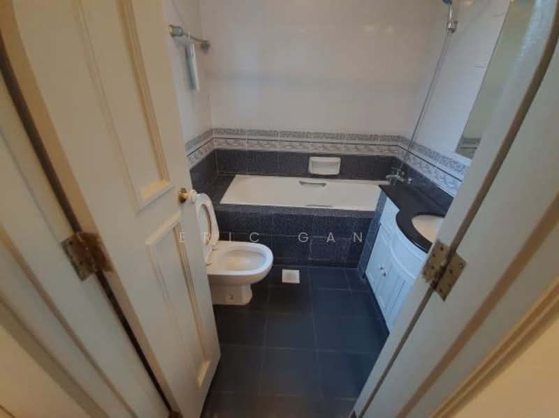 Royal Palm Mansions, 330 Pasir Panjang Road, 3 Bedrooms, 1,236 sqft, Condominium For Rent, by Eric Gan, 500227648 - Master Bathroom - PropertyGuru.com.sg