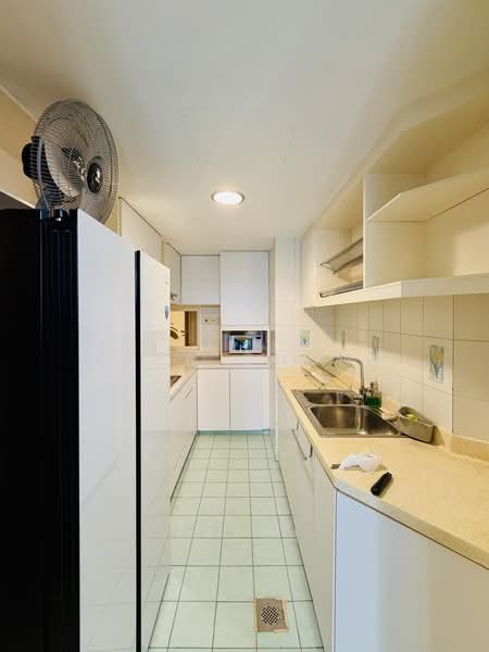 La Maison, 10 Moulmein Rise, Room Rental, 127 sqft, Condominium For Rent, by John Chong, 500227703 - Kitchen - PropertyGuru.com.sg