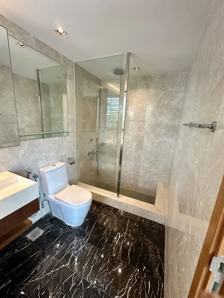 Cabana, 261 Sunrise Terrace, 5 Bedrooms, 3,068 sqft, Cluster House For Sale, by Irene Yap, 500227729 - Master Bathroom - PropertyGuru.com.sg