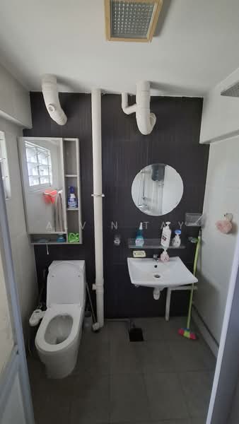408 Yishun Avenue 6, 408 Yishun Avenue 6, 2 Bedrooms, 908 sqft, HDB Flat For Rent, by Alvin Tay, 500227776 - Bathroom - PropertyGuru.com.sg