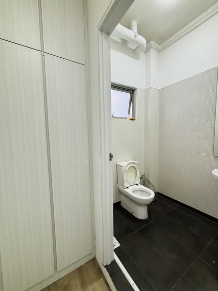 The Elitist, 25 Bukit Batok Crescent, 2,120 sqft, Light Industrial (B1) For Sale, by Jenn K, 500227810 - Bathroom - CommercialGuru.com.sg
