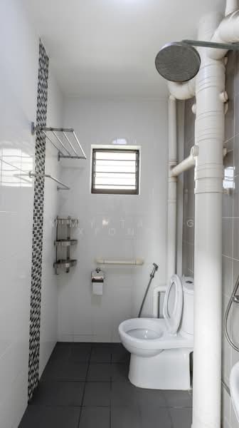 343 Bukit Batok Street 34, 343 Bukit Batok Street 34, 3 Bedrooms, 1,151 sqft, HDB Flat For Sale, by Jimmy Tay Ge Xiong, 500227845 - Bathroom - PropertyGuru.com.sg