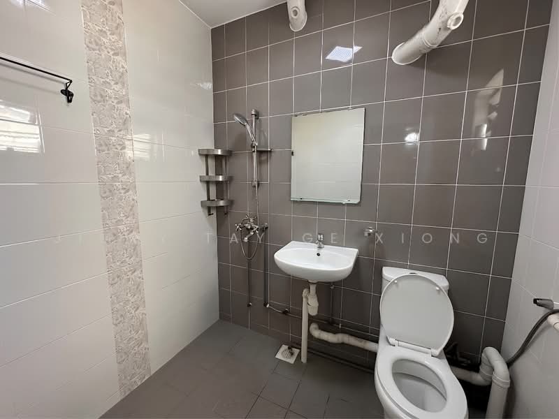 343 Bukit Batok Street 34, 343 Bukit Batok Street 34, 3 Bedrooms, 1,151 sqft, HDB Flat For Sale, by Jimmy Tay Ge Xiong, 500227845 - Bathroom - PropertyGuru.com.sg