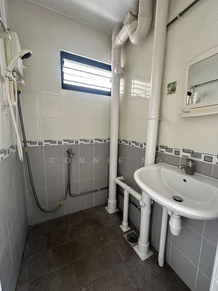 73 Geylang Bahru, 73 Geylang Bahru, Balestier / Toa Payoh, 2 Bedrooms, 635 sqft, HDB Flat For Sale, by Connie Ng, 500227869 - Bathroom - PropertyGuru.com.sg