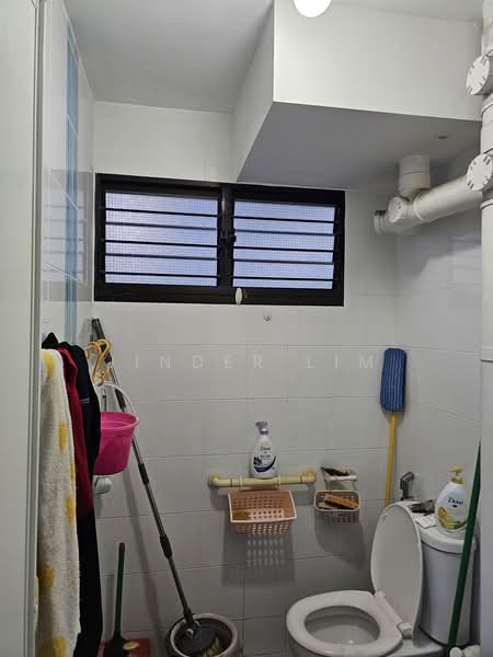 373 Clementi Avenue 4, 373 Clementi Avenue 4, 3 Bedrooms, 980 sqft, HDB Flat For Sale, by Jinder Lim, 500227881 - Bathroom - PropertyGuru.com.sg