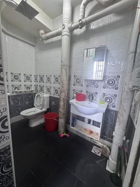 641 Rowell Road, 641 Rowell Road, 3 Bedrooms, 1,108 sqft, HDB Flat For Sale, by Priyanka Chandna, 500227934 - Bathroom - PropertyGuru.com.sg
