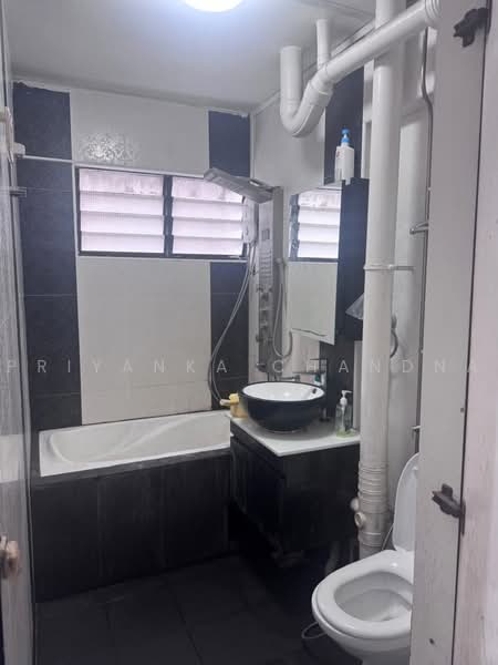 641 Rowell Road, 641 Rowell Road, 3 Bedrooms, 1,108 sqft, HDB Flat For Sale, by Priyanka Chandna, 500227934 - Bathroom - PropertyGuru.com.sg