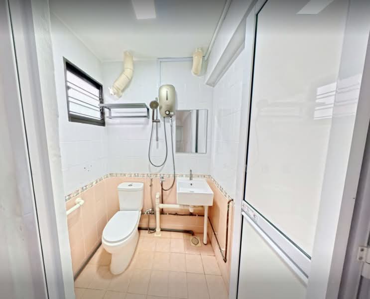 328 Clementi Avenue 2, 328 Clementi Avenue 2, 3 Bedrooms, 990 sqft, HDB Flat For Sale, by Paul Wong 黄逸强, 500227940 - Master Bathroom - PropertyGuru.com.sg