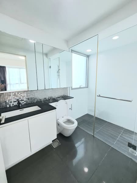 The Minton, 147 Hougang Street 11, 2 Bedrooms, 936 sqft, Condominium For Rent, by Jeremy Li, 500227942 - Bathroom - PropertyGuru.com.sg
