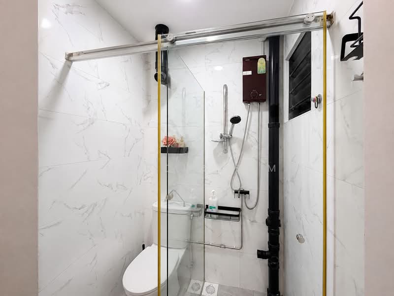 308 Bukit Batok Street 31, 308 Bukit Batok Street 31, 3 Bedrooms, 1,001 sqft, HDB Flat For Sale, by Marcus Sim, 500227975 - Bathroom - PropertyGuru.com.sg