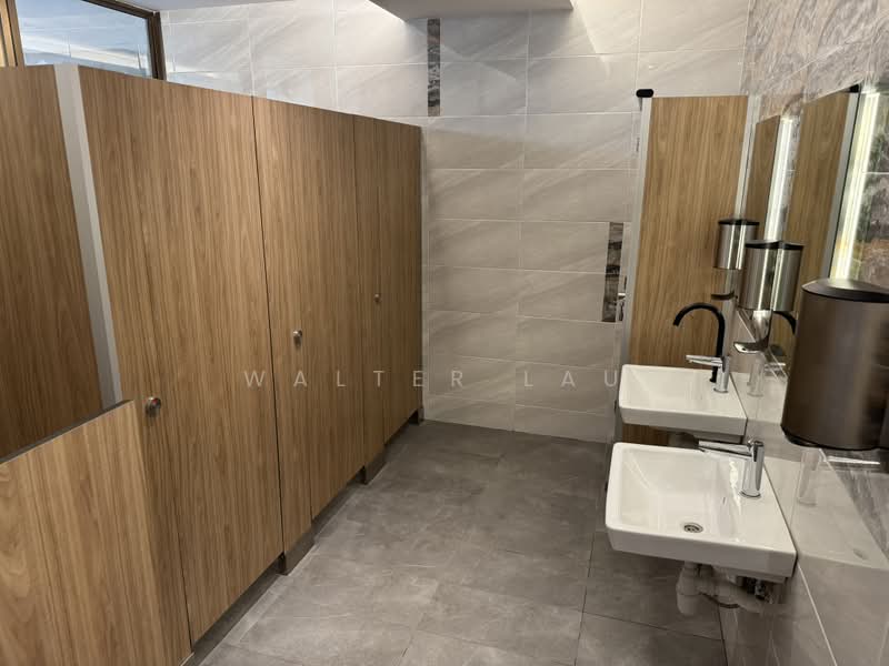 Peninsula Plaza, 111 North Bridge Road, 2,175 sqft, Office For Rent, by Walter Lau, 500227979 - Female Toilet - Well maintain - CommercialGuru.com.sg