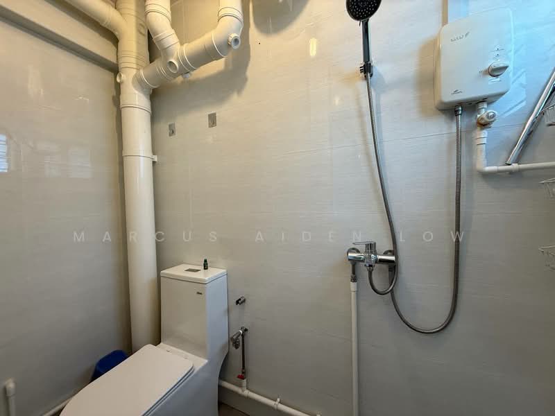 124 Pasir Ris Street 11, 124 Pasir Ris Street 11, 3 Bedrooms, 1,108 sqft, HDB Flat For Sale, by Marcus Aiden Low, 500228020 - Bathroom - PropertyGuru.com.sg
