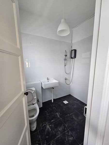 Rainbow Mansions, 122 - 128B, Grange Road, Tanglin / Holland / Bukit Timah, 3 Bedrooms, 1,300 sqft, Apartment For Rent, by Judy Loh, 500228023 - Bathroom - PropertyGuru.com.sg