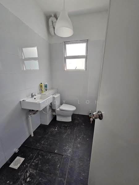 Rainbow Mansions, 122 - 128B, Grange Road, Tanglin / Holland / Bukit Timah, 3 Bedrooms, 1,300 sqft, Apartment For Rent, by Judy Loh, 500228023 - Bathroom - PropertyGuru.com.sg