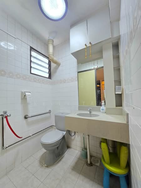 180 Ang Mo Kio Avenue 5, 180 Ang Mo Kio Avenue 5, 2 Bedrooms, 883 sqft, HDB Flat For Sale, by Kelly Tan, 500228034 - Bathroom - PropertyGuru.com.sg