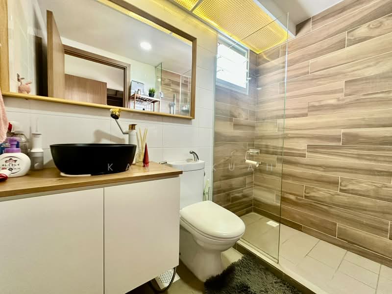 451B Bukit Batok West Avenue 6, 451B Bukit Batok West Avenue 6, 3 Bedrooms, 1,238 sqft, HDB Flat For Sale, by Kavin Kuah, 500228061 - Bathroom - PropertyGuru.com.sg