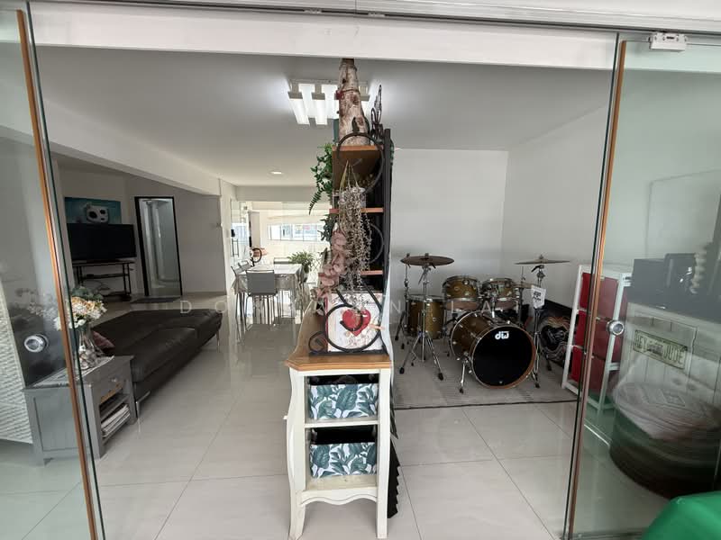 201 Bukit Batok Street 21, 201 Bukit Batok Street 21, 4 Bedrooms, 1,600 sqft, HDB Flat For Rent, by Donavan Lai, 500228063 - Living Room - PropertyGuru.com.sg