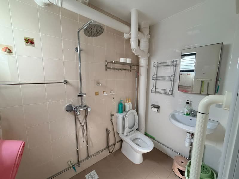 129 Geylang East Avenue 2, 129 Geylang East Avenue 2, 3 Bedrooms, 1,432 sqft, HDB Flat For Rent, by Alan Tsui 徐先生, 500228067 - Bathroom - PropertyGuru.com.sg