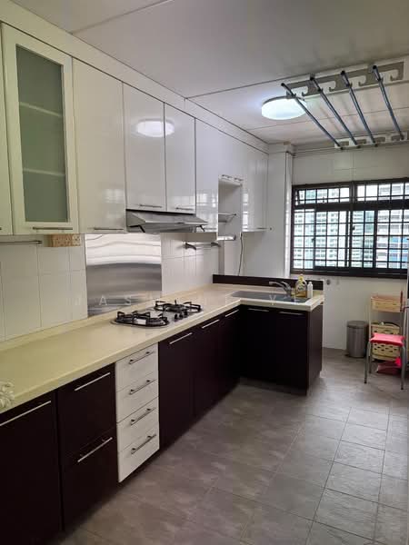 142 Lorong 2 Toa Payoh, 142 Lorong 2 Toa Payoh, 3 Bedrooms, 1,076 sqft, HDB Flat For Rent, by Jasmine Yee, 500228069 - Kitchen - PropertyGuru.com.sg