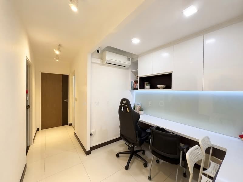 287B Compassvale Crescent, 287B Compassvale Crescent, 3 Bedrooms, 1,216 sqft, HDB Flat For Sale, by James Yeo, 500228161 - Corridor - PropertyGuru.com.sg