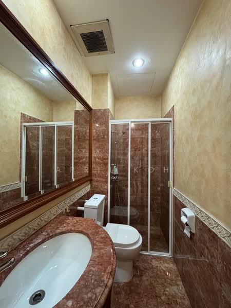 Sunrise Avenue, Seletar / Yio Chu Kang, 5 Bedrooms, 3,097 sqft, Terraced House For Sale, by April Koh, 500228209 - Bathroom - PropertyGuru.com.sg