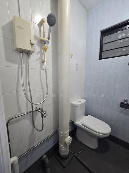 304 Clementi Avenue 4, 304 Clementi Avenue 4, 2 Bedrooms, 721 sqft, HDB Flat For Rent, by Serene Wong, 500228246 - Bathroom - PropertyGuru.com.sg