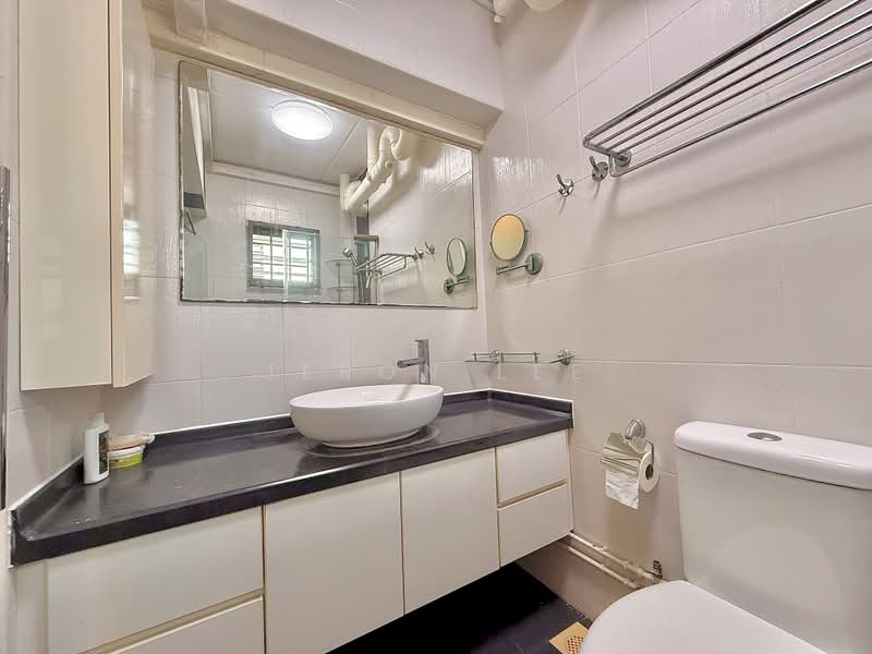 142 Lorong 2 Toa Payoh, 142 Lorong 2 Toa Payoh, 3 Bedrooms, 915 sqft, HDB Flat For Rent, by Jeron Lee, 500228276 - Master Bathroom - PropertyGuru.com.sg