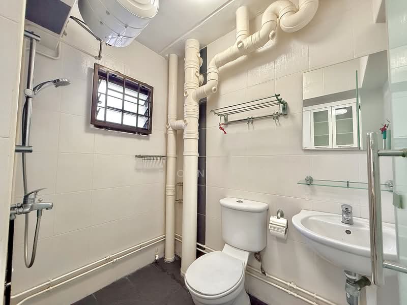 142 Lorong 2 Toa Payoh, 142 Lorong 2 Toa Payoh, 3 Bedrooms, 915 sqft, HDB Flat For Rent, by Jeron Lee, 500228276 - Common Bathroom - PropertyGuru.com.sg