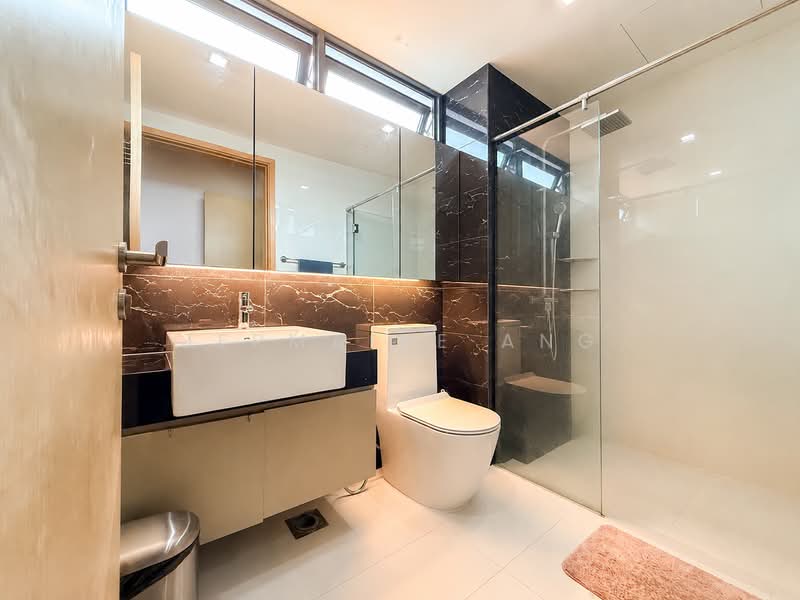 Esparina Residences, 125 Compassvale Bow, 3 Bedrooms, 1,001 sqft, Executive Condominium For Sale, by Jermaine Ang, 500228284 - Bathroom - PropertyGuru.com.sg