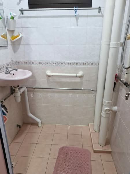 125 Lorong 1 Toa Payoh, 125 Lorong 1 Toa Payoh, Room Rental, 150 sqft, HDB Flat For Rent, by Rose Ting, 500228333 - Bathroom - PropertyGuru.com.sg