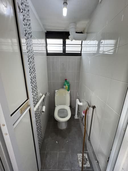 77 Bedok North Road, 77 Bedok North Road, 2 Bedrooms, 640 sqft, HDB Flat For Rent, by Carol Lim, 500228338 - Bathroom - PropertyGuru.com.sg