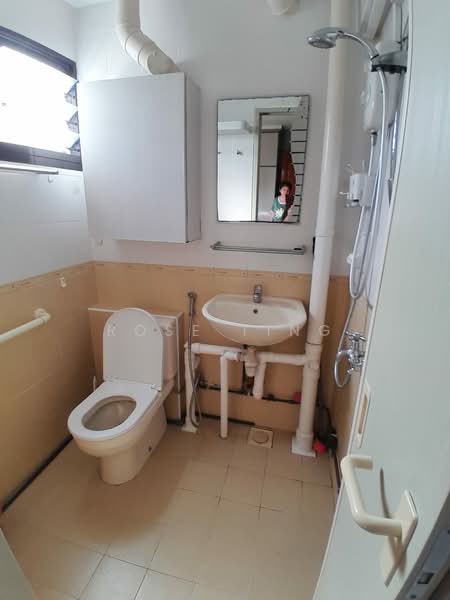 544 Ang Mo Kio Avenue 10, 544 Ang Mo Kio Avenue 10, Room Rental, 160 sqft, HDB Flat For Rent, by Rose Ting, 500228349 - Bathroom - PropertyGuru.com.sg