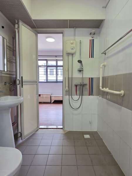 698A Jurong West Central 3, 698A Jurong West Central 3, 1 Bedroom, 506 sqft, HDB Flat For Sale, by Matthias Goh, 500228368 - Bathroom - PropertyGuru.com.sg