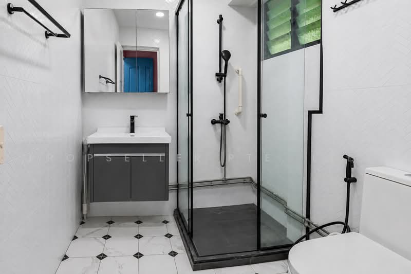 208 Choa Chu Kang Central, 208 Choa Chu Kang Central, 4 Bedrooms, 1,604 sqft, HDB Flat For Sale, by ADNIX LIU, 500228373 - Bathroom - PropertyGuru.com.sg