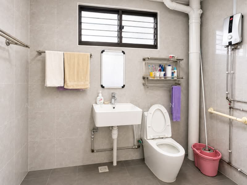 136 Simei Street 1, 136 Simei Street 1, 3 Bedrooms, 1,313 sqft, HDB Flat For Sale, by Andy Liew Chun Kit, 500228377 - Bathroom - PropertyGuru.com.sg