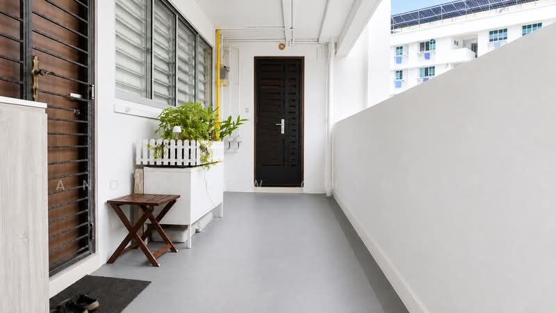 136 Simei Street 1, 136 Simei Street 1, 3 Bedrooms, 1,313 sqft, HDB Flat For Sale, by Andy Liew Chun Kit, 500228377 - Corridor walkway - PropertyGuru.com.sg