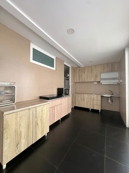 Tai Yuan Garden, Tai Yuan Heights, 6 Bedrooms, 5,000 sqft, Semi-Detached House For Rent, by Eugene Ng, 500228379 - Kitchen - PropertyGuru.com.sg