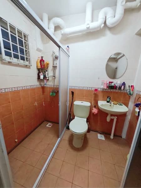 176C Edgefield Plains, 176C Edgefield Plains, 3 Bedrooms, 969 sqft, HDB Flat For Sale, by Al Jufrey, 500228381 - MBR toilet - PropertyGuru.com.sg