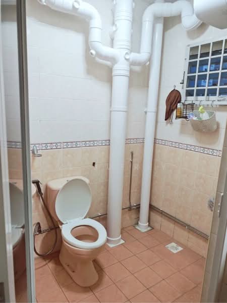176C Edgefield Plains, 176C Edgefield Plains, 3 Bedrooms, 969 sqft, HDB Flat For Sale, by Al Jufrey, 500228381 - Common toilet - PropertyGuru.com.sg