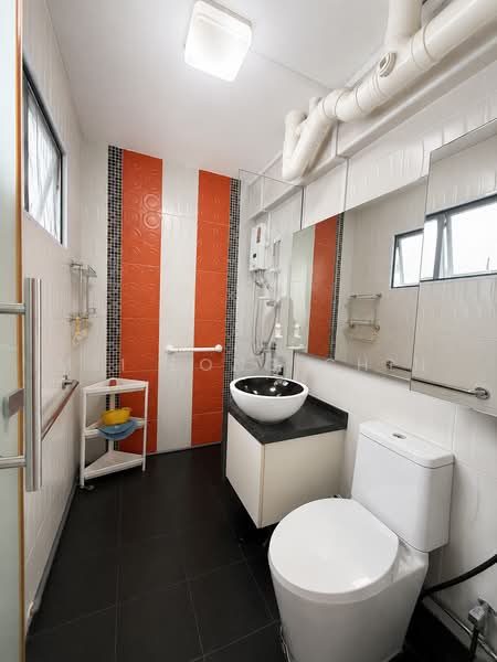 137 Simei Street 1, 137 Simei Street 1, 3 Bedrooms, 1,313 sqft, HDB Flat For Sale, by Mei Fong Chin, 500228415 - Master Bathroom - PropertyGuru.com.sg