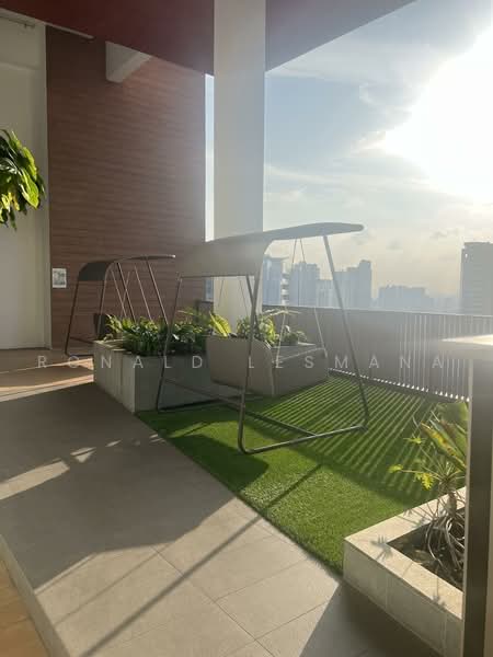 6 Derbyshire, 6 Derbyshire Road, Newton / Novena, 3 Bedrooms, 1,012 sqft, Condominium For Sale, by Ronald Lesmana, 500228418 - Relaxation Space outside unit - PropertyGuru.com.sg