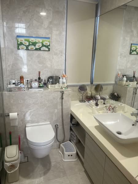 6 Derbyshire, 6 Derbyshire Road, Newton / Novena, 3 Bedrooms, 1,012 sqft, Condominium For Sale, by Ronald Lesmana, 500228418 - Bathroom - PropertyGuru.com.sg