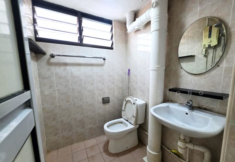 23 Hougang Avenue 3, 23 Hougang Avenue 3, 2 Bedrooms, 785 sqft, HDB Flat For Sale, by Mike Sek Kok Tiong, 500228447 - Original - Bathroom - PropertyGuru.com.sg