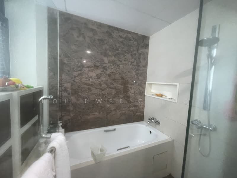 City Square Residences, 14 Kitchener Link, 3 Bedrooms, 1,216 sqft, Condominium For Rent, by Koh Hwee Cheng, 500228469 - Bathroom - PropertyGuru.com.sg