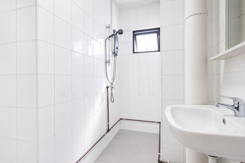 535 Bukit Batok Street 52, 535 Bukit Batok Street 52, 4 Bedrooms, 1,572 sqft, HDB Flat For Sale, by Ghafur Khan, 500228483 - Bathroom - PropertyGuru.com.sg