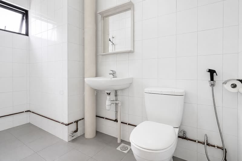 535 Bukit Batok Street 52, 535 Bukit Batok Street 52, 4 Bedrooms, 1,572 sqft, HDB Flat For Sale, by Ghafur Khan, 500228483 - Bathroom - PropertyGuru.com.sg