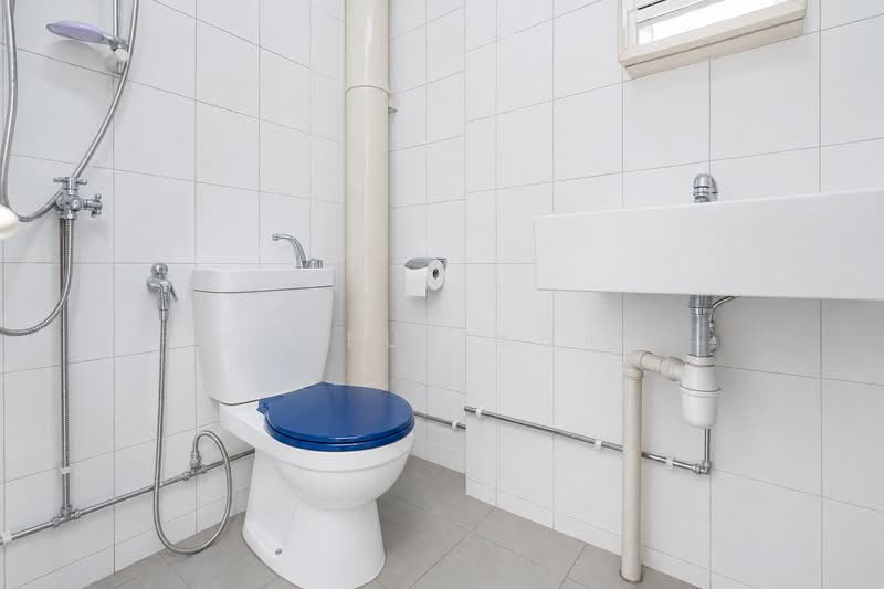 535 Bukit Batok Street 52, 535 Bukit Batok Street 52, 4 Bedrooms, 1,572 sqft, HDB Flat For Sale, by Ghafur Khan, 500228483 - Bathroom - PropertyGuru.com.sg