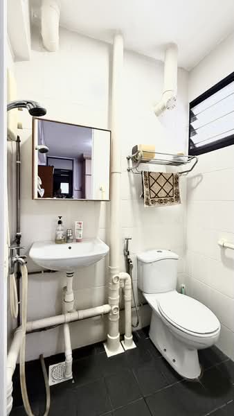 434 Ang Mo Kio Avenue 10, 434 Ang Mo Kio Avenue 10, Room Rental, 30 sqft, HDB Flat For Rent, by Erica Tan, 500228525 - Bathroom - PropertyGuru.com.sg