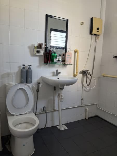 221 Tampines Street 24, 221 Tampines Street 24, 2 Bedrooms, 786 sqft, HDB Flat For Rent, by Jane Liu Yan, 500228546 - Bathroom - PropertyGuru.com.sg